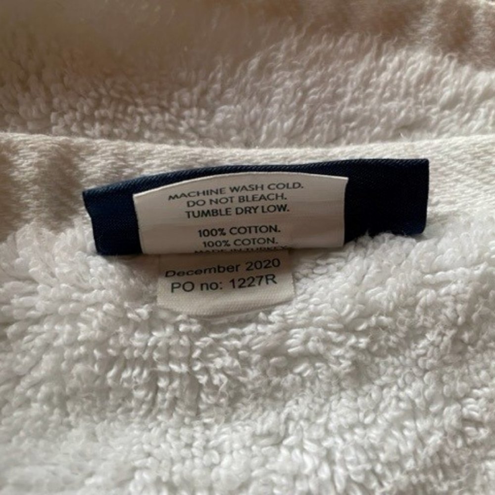 PLUSH WHITE BROOKLINEN BATH TOWEL 38 ½ in. x 62 in. Like New + TOTE BAG - Picture 8 of 9